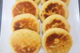 素馅发面馅饼，金黄焦香，松软可口，放凉了也不硬图片