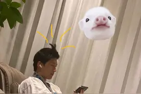 何超莲晒窦骁睡衣照，小情侣半夜不睡忙追剧，情侣床超温馨！图片