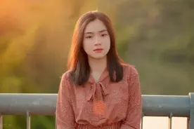 男友第一次上门，提了一袋见面礼，母亲笑了：你们不合适图片