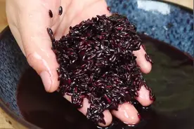 黑米别再煮粥了，一蒸一压，香甜软糯，外面买不到，太好吃了图片