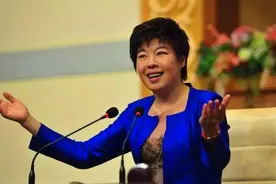 从万人敬仰到跌落神坛，被自家学子轰下台，于丹做错了什么？图片