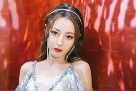 热巴终于正视自己的身材，当她穿星空裙扭腰时，凹出S弧度美爆了图片