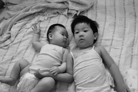我们是姐妹俩图片