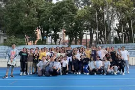 苏炳添回归教授身份给学生上课 网友：咋都是女学生图片