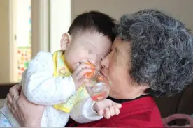 为什么孩子最好别和老人一起睡？这不是迷信，其中4个原因要重视图片