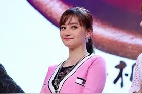 46岁陈德容真是逆龄生长，穿嫩粉开衫配超短裙，这状态不输90后图片