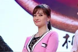 46岁陈德容真是逆龄生长，穿嫩粉开衫配超短裙，这状态不输90后图片