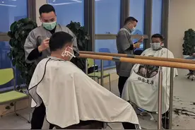 理发师艰难求生：顾客上门买剃刀，理发店没生意白菜价转让，被迫上门为顾客解决“头”等大事图片