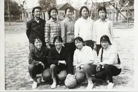 一本老相册，藏着年轻人的故事，46年前你会选择照片中哪个女孩图片