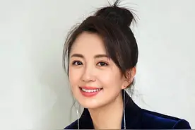 杨童舒太敢穿，“裸穿”丝绒西装太高级，成熟内敛不失女人味图片