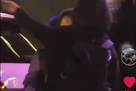雷佳音当街搂美女被拍！动作自然显亲密，和娇妻结婚十年育有一女图片