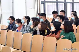 花1500买鞋子的贫困生被取消助学金资格，贫困生能买奢侈品吗？图片