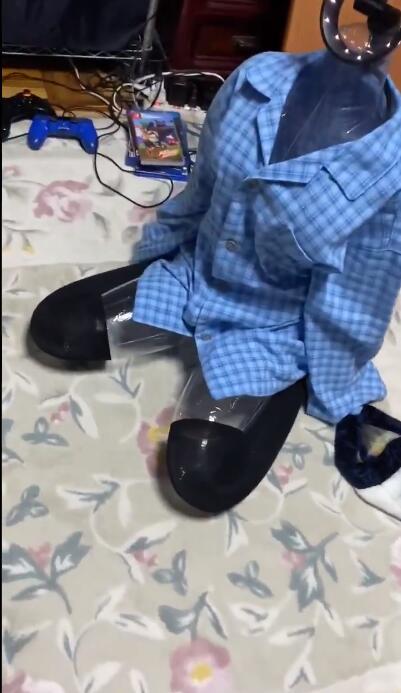 日本网友制作出可以摸的VR女友，怎么感觉好凄惨