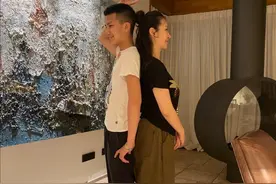 胡军妻子晒儿子近照！康康身高超过妈妈，12岁脸上已有青春痘图片