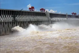 三峡大坝截流24年，堆积泥沙18亿吨，为何不把沙抽走？图片