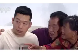 终于团圆了！两个儿子同天失踪，父亲28年边打工边找孩子，累了就回孩子丢失的地方原地等候图片