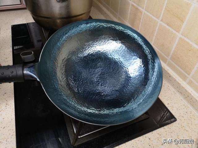 刚买的新锅别直接用，大厨教你开锅技巧，不粘锅也不生锈，超耐用