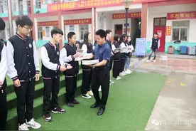 经此一考，奋起直追——许昌东城高中月考总结表彰暨思想动员大会图片