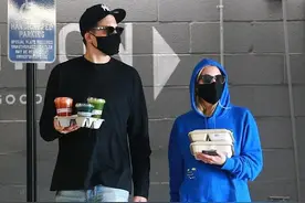 艾什莉・本森穿卫衣秀长腿 与男友同框变最萌身高差图片