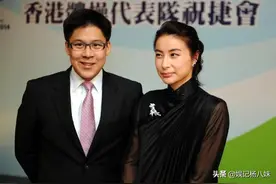 郭晶晶疑怀四胎？腹部隆起身材显臃肿，靠在霍启刚肩上女人味十足图片