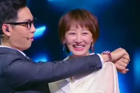 主持人李好夫妇秀恩爱！晓敏主动钻老公怀里，惹李好在台上脸爆红图片