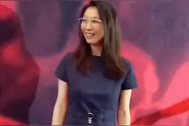 51岁孙红雷携小15岁娇妻走红毯，娇妻朴素小眼睛，网友：有夫妻相图片