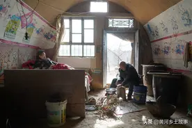 三九天，7旬老人用石头砸出甜杏仁高价不卖，让老伴和女儿享用图片