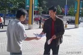 为什么街上发传单的人会认真发完，却不把传单丢掉呢？图片