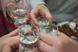 老酒鬼们喝白酒时，旁边总放一杯白水，以前不懂，现在终于明白了图片