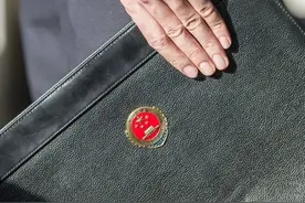 新疆原农业厅厅长艾克拜尔·吾甫尔涉嫌受贿案被公诉图片