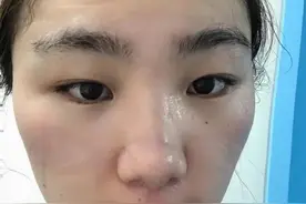 霸气！女护士脱了防护服一口气喝掉一瓶水：“如果来个冰可乐，人生就是完美的！”图片