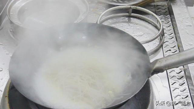 厨师长教你做，黄豆芽炒粉条，不粘锅不成坨，越吃越香