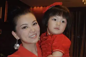 李湘晒旧照，穿红色连衣裙配黑色丝袜显俗，女儿王诗龄儿时太可爱图片