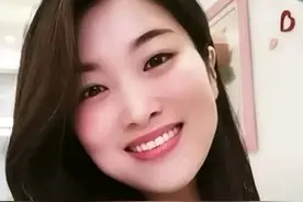 总裁泳池邂逅一对双胞胎姐妹花，心情不再沮丧图片