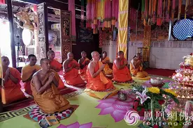 卫塞节，云南沧源金龙寺僧众浴佛祈福，回向众生图片