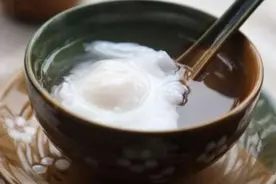 做荷包蛋，还在用水煮？大厨教你一招，完整不散花，更嫩更圆润图片