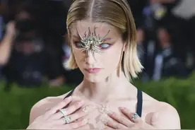 全球最隆重红毯，却如“群魔乱舞”，美国人的“时尚”我一言难尽图片