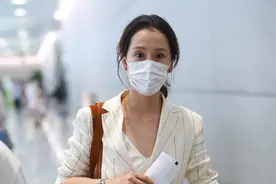 海清的衣品哪去了？皱巴巴的条纹西装也穿出来，这状态确实像43岁图片