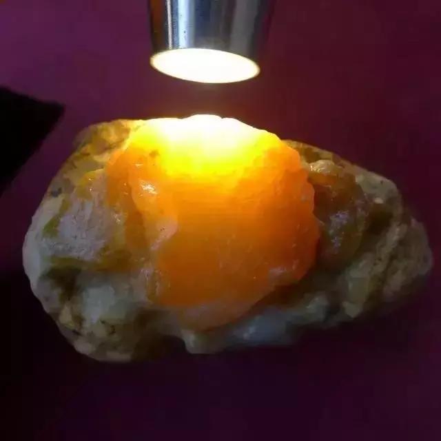 天然黄焦胶花水晶 2026年黄胶花水晶是什么