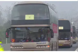 警车开道骑警护行，市民驻足致敬！最高礼遇只为献给他们视频封面