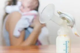 母乳妈妈喂奶，是亲喂还是用吸奶器吸出来喂？弄清两者利弊不纠结图片