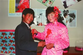 镜头下：陕西陇县山区90年代的结婚照，青涩的幸福中洋溢着甜蜜图片