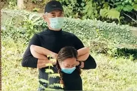 男神周润发65岁近照曝光，和女友人爬山，头发花白却风采依旧图片