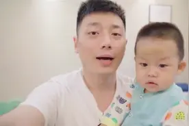 “在家带娃能多累？”走红网络的全职奶爸，带娃一年后和平离婚了图片