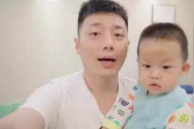 “在家带娃能多累？”走红网络的全职奶爸，带娃一年后和平离婚了图片