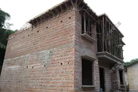 建房为了省钱，农村施工队又出“骚操作”，真为业主捏了一把冷汗图片