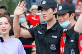 杨洋在《元气满满的哥哥》保安造型曝光，证明时尚的完成度在于脸图片