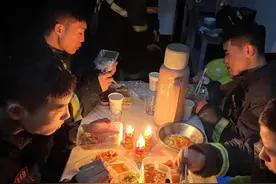 杭州一批消防员昨晚吃了一顿“烛光晚餐”，网友：鼻子一酸，很感动图片