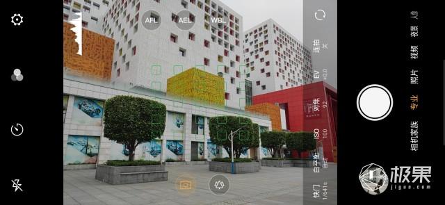 红魔5G暴走开黑，144Hz刷新率爽飞！除了打游戏它还有狠招～