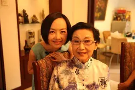 挺大肚子与洋丈夫离婚，二婚嫁初恋没生子离婚告终，今50岁仍单身图片